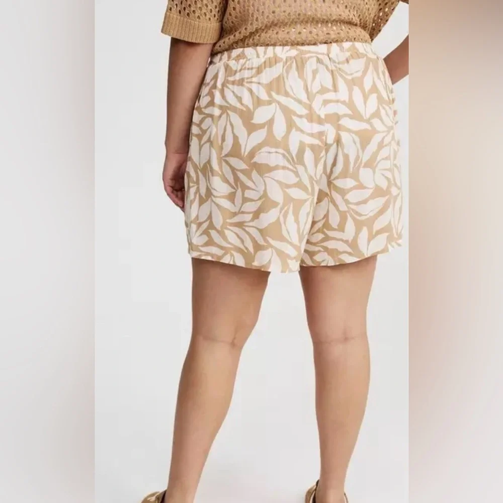 Torrid 2 High Rise Gauze Cargo Shorts Beige Leaf 5” EUC - Picture 8 of 10